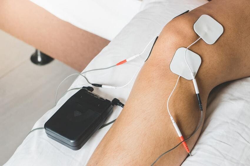 Fisioterapia uso de electrodos para el tratamiento del dolor de